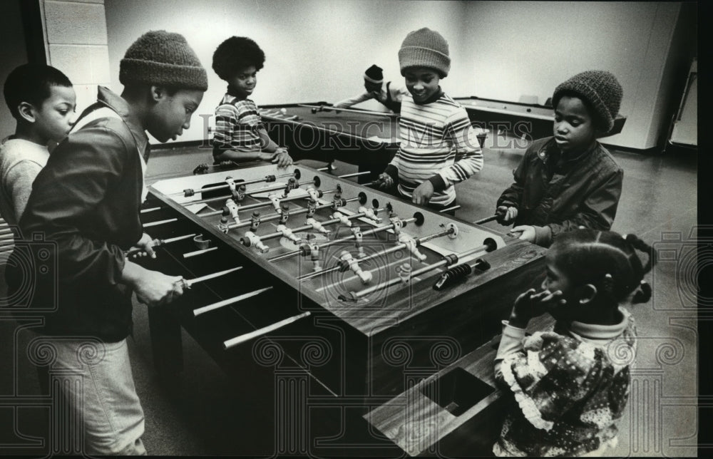 1981 Press Photo Foosball drew the interest of a group of youngsters- Historic Images