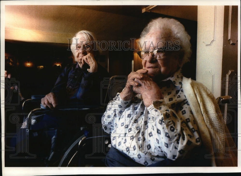 1994 Press Photo Sisters Emma Vasholz, 103 &amp; Ida John 105 at Colonial Manor- Historic Images