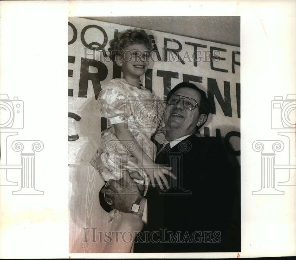 1993 Press Photo John Benson, hold granddaughter Julie, winning superintendent - Historic Images