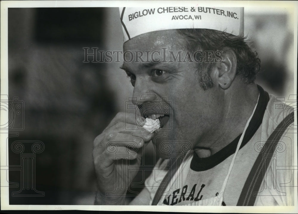 1988 Press Photo Employee Tom Simmon at Biglow Cheese &amp; Butter Inc, Avoca, Wis- Historic Images