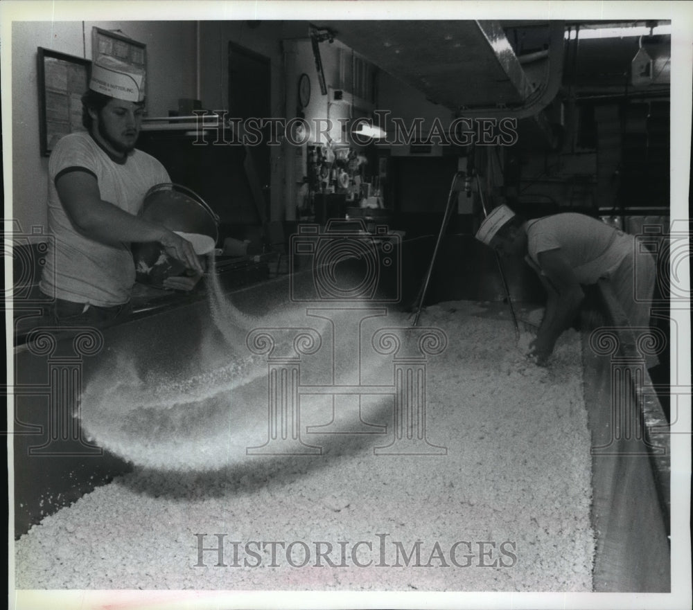 1988 Press Photo John Gardner &amp; Tom Simmons, Biglow Cheese &amp; Butter Co, Avoca- Historic Images