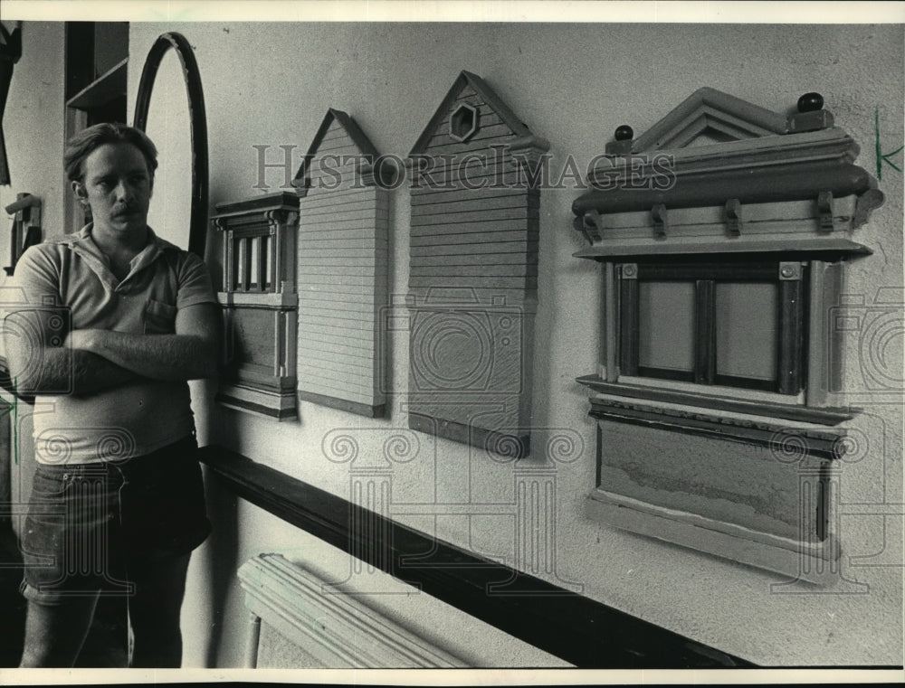 1986 Press Photo John Biersach with Display of Composites of Scavenged Materials- Historic Images