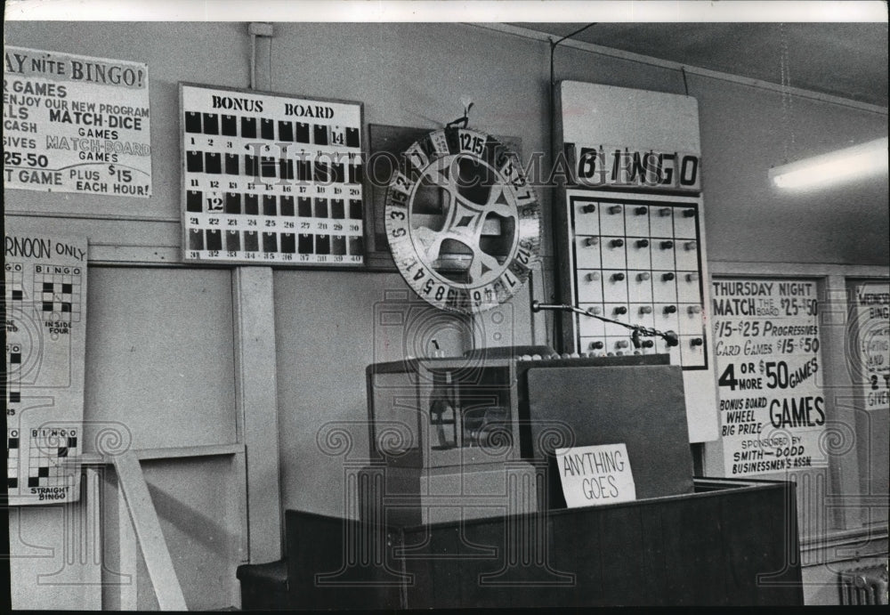 1973 Press Photo Playing Bingo at the St Paul VFW post - mja06318