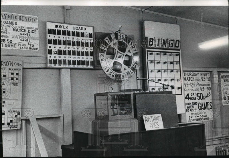 Load image into Gallery viewer, 1973 Press Photo Playing Bingo at the St Paul VFW post - mja06318
