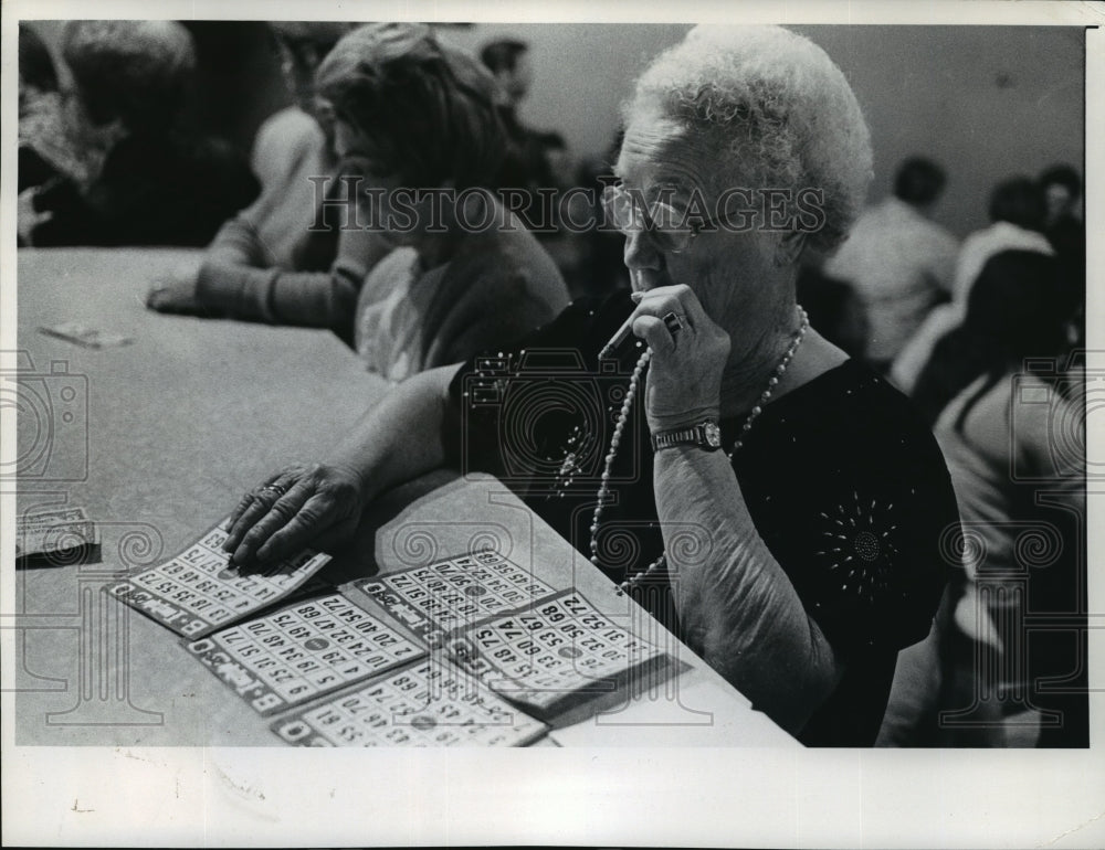 1973 Press Photo Mrs. Irene Faulk of Milwaukee with Her Bingo Cards - mja06346