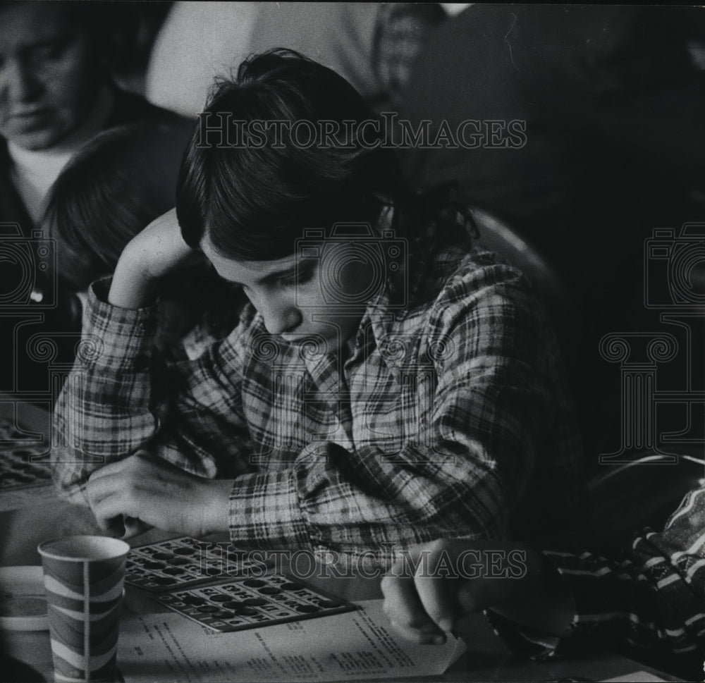 1974 Press Photo Margie Kornhoff concentrated on two cards - mja06349