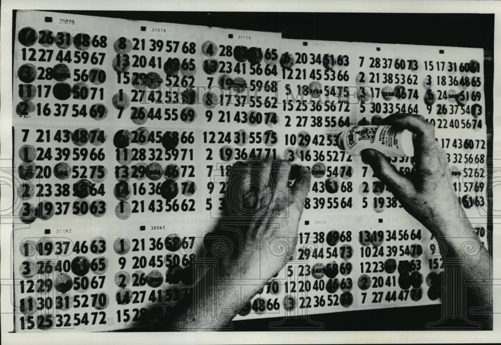 1978 Press Photo Bingo-One player had 18 cards at a time taped together- Historic Images