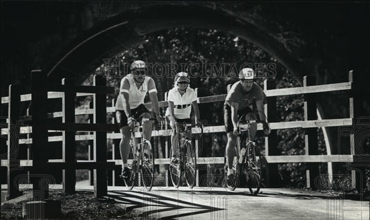 1990 Press Photo David Breitow and his wife,Lynn ride with Rich Dallen in bridge- Historic Images