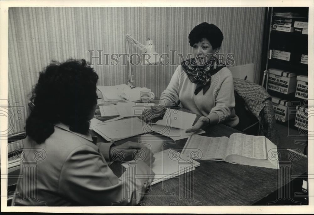 1988 Press Photo Maria Cameron working at Trinity Guadalupe Church- Historic Images