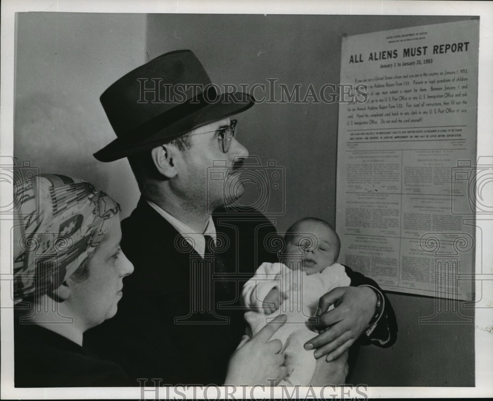 1952 Press Photo Henry Kernkraut with his wife, Pauline, and son, Yankel