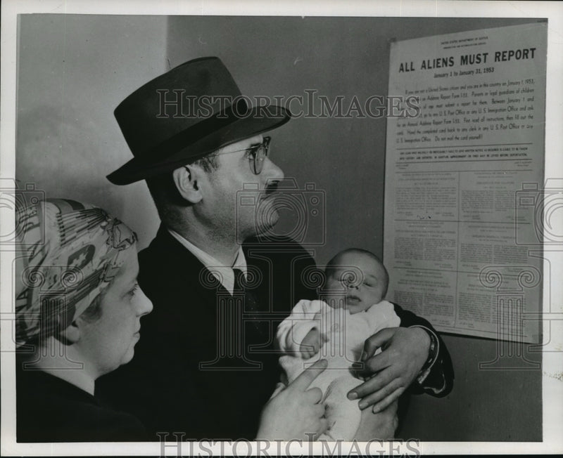 Load image into Gallery viewer, 1952 Press Photo Henry Kernkraut with his wife, Pauline, and son, Yankel
