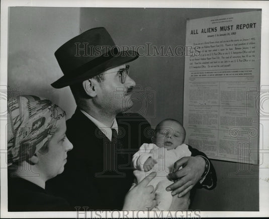 1952 Press Photo Henry Kernkraut with his wife, Pauline, and son, Yankel