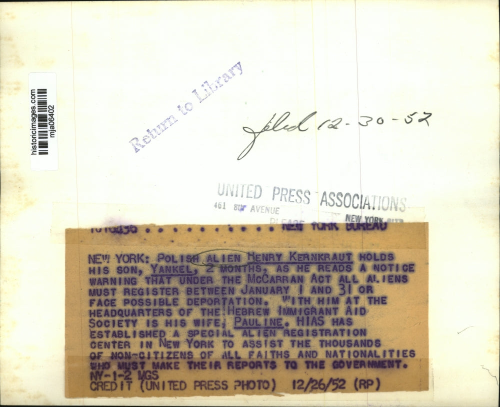 1952 Press Photo Henry Kernkraut with his wife, Pauline, and son, Yankel