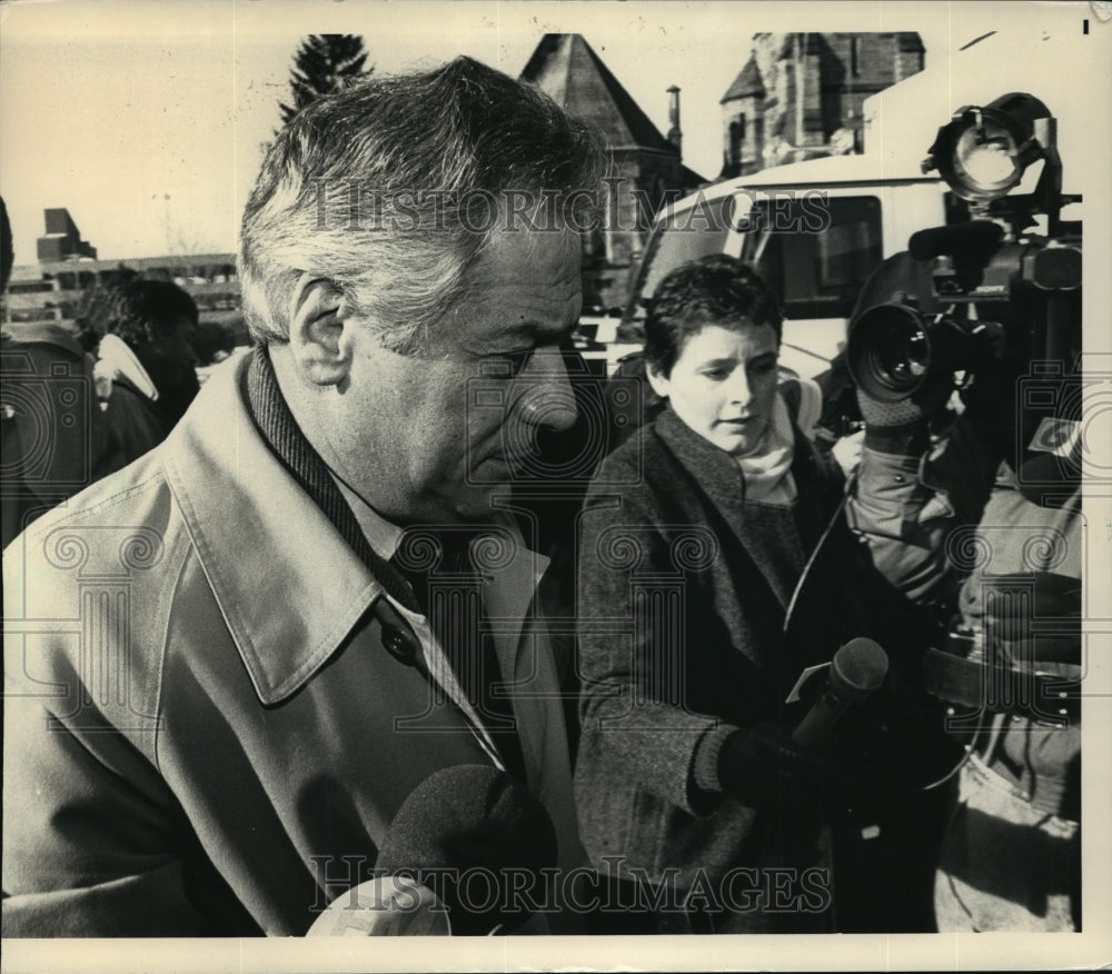 1988 Press Photo Former Syracuse Mayor Lee Alexander faces sentencing - Historic Images