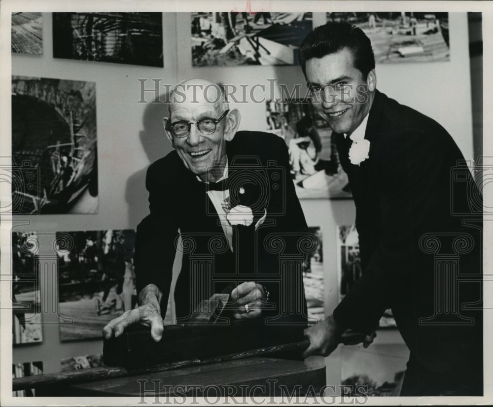 1965 Press Photo Walter Alexander and Allen Mantz at Milwaukee Public museum- Historic Images