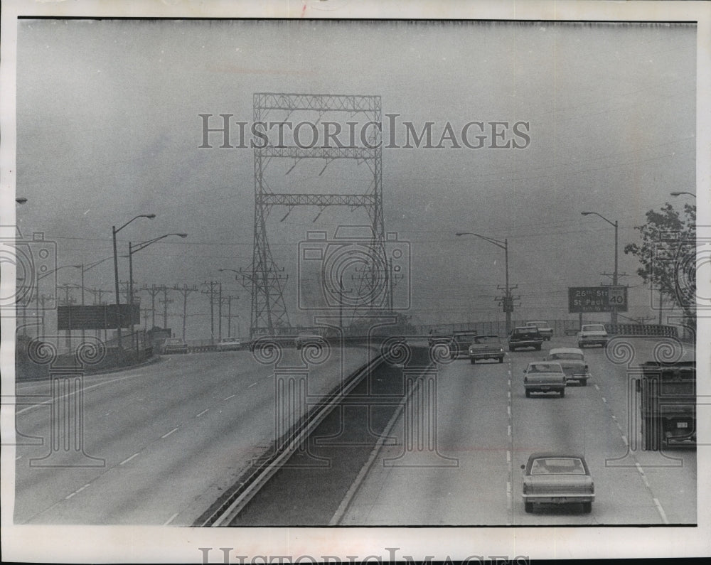 1967 Press Photo Haze hung heavy over the East-West freeway and Menomonee River