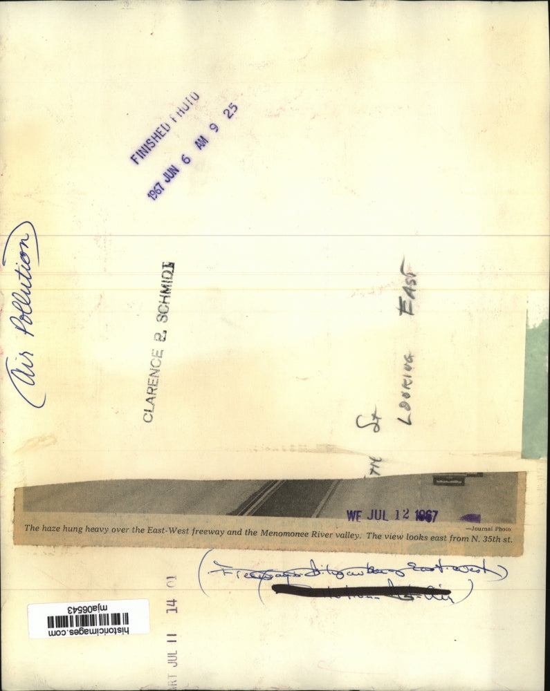 1967 Press Photo Haze hung heavy over the East-West freeway and Menomonee River