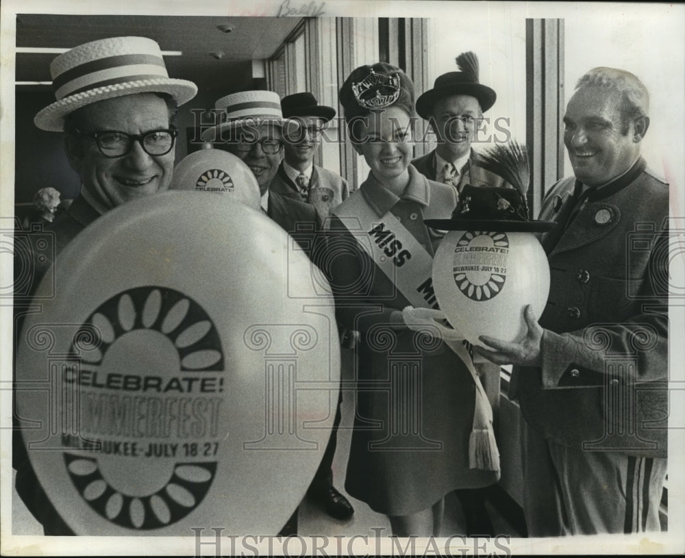 1989 Press Photo Delegation headed for Washington and the National press club- Historic Images