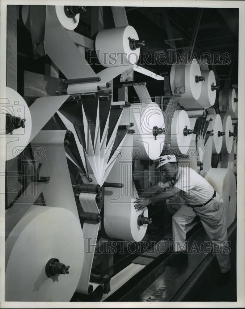 1967 Press Photo Facial tissue as they are made at the Kimberly-Clark Corp. mill- Historic Images