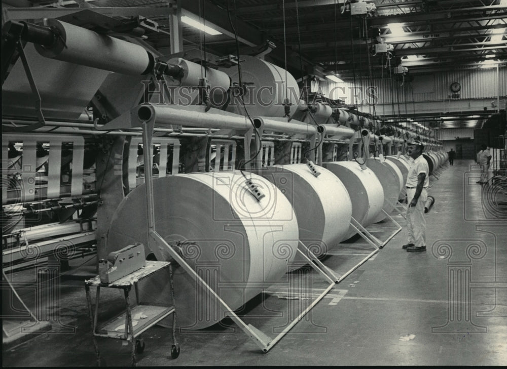 1984 Press Photo Room in Kimberly-Clark Corp.&#39;s Neenah mill- Historic Images