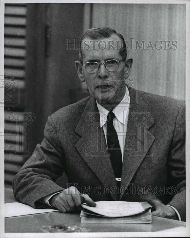 Load image into Gallery viewer, 1960 Press Photo Peter King, at Board of Directors meeting - mja06633
