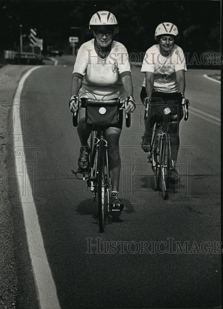 1992 Press Photo Jaffe and her friend Harriet Young, pedal along old Highway 83- Historic Images