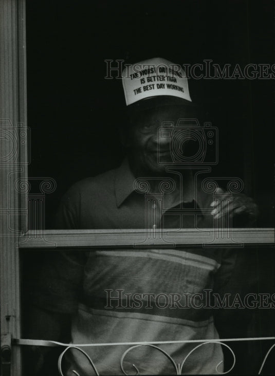 1993 Press Photo Patient James Nelson watches as McCarthy leaves after visiting- Historic Images