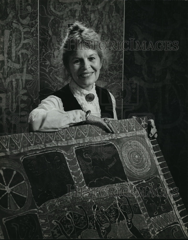 1980 Press Photo Pat Aiken posing with her &quot;batik paintings&quot;- Historic Images