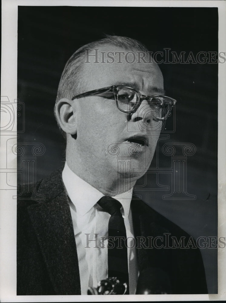 1967 Press Photo Prof. Goodwin F. Berquist of the UWM speech department  - Historic Images