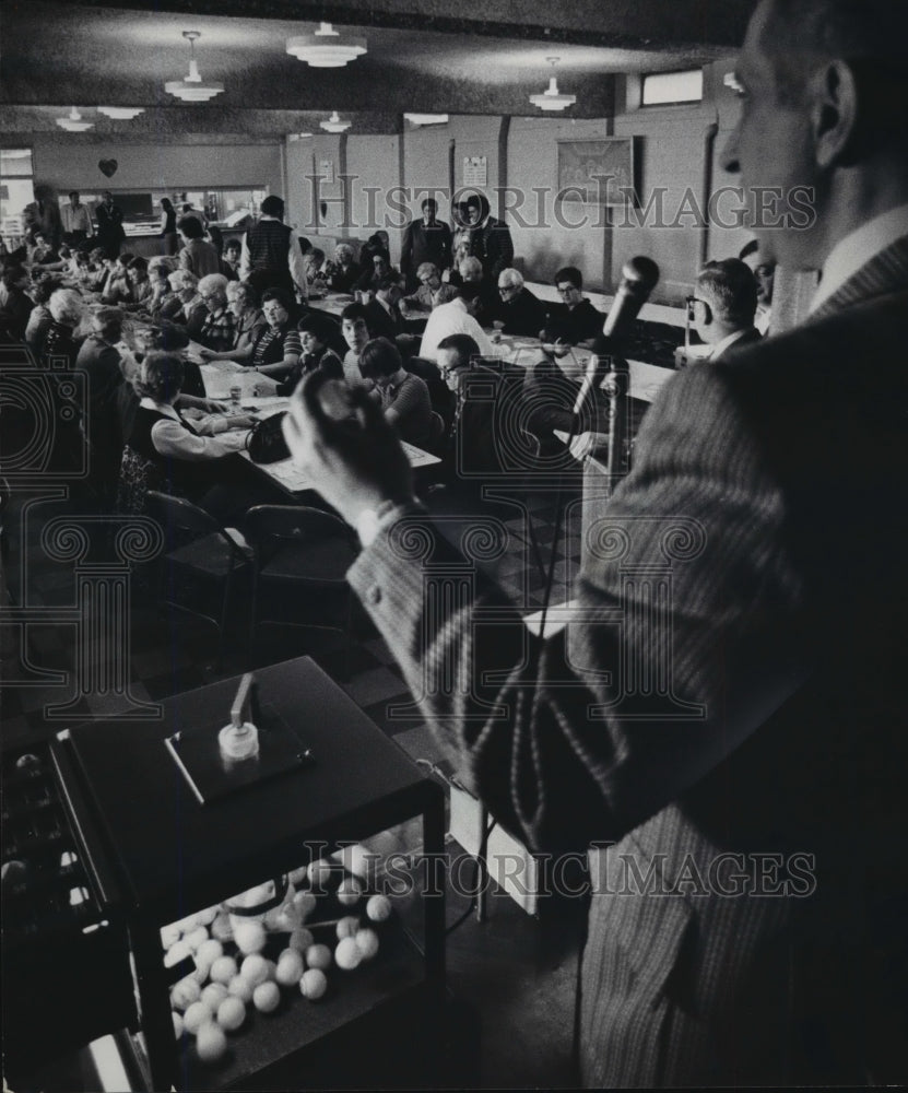 1974 Press Photo Joe Phillips, a bingo committee members called out a number- Historic Images