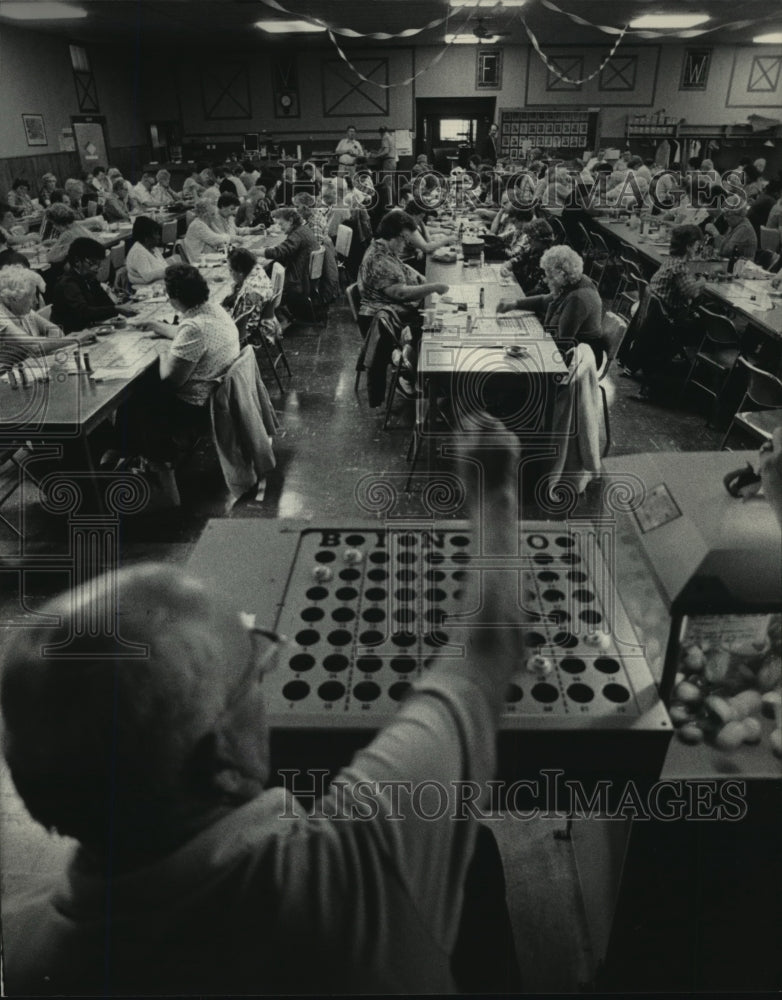 1983 Press Photo Carl Kucharski called out numbers during a Bingo game  - Historic Images