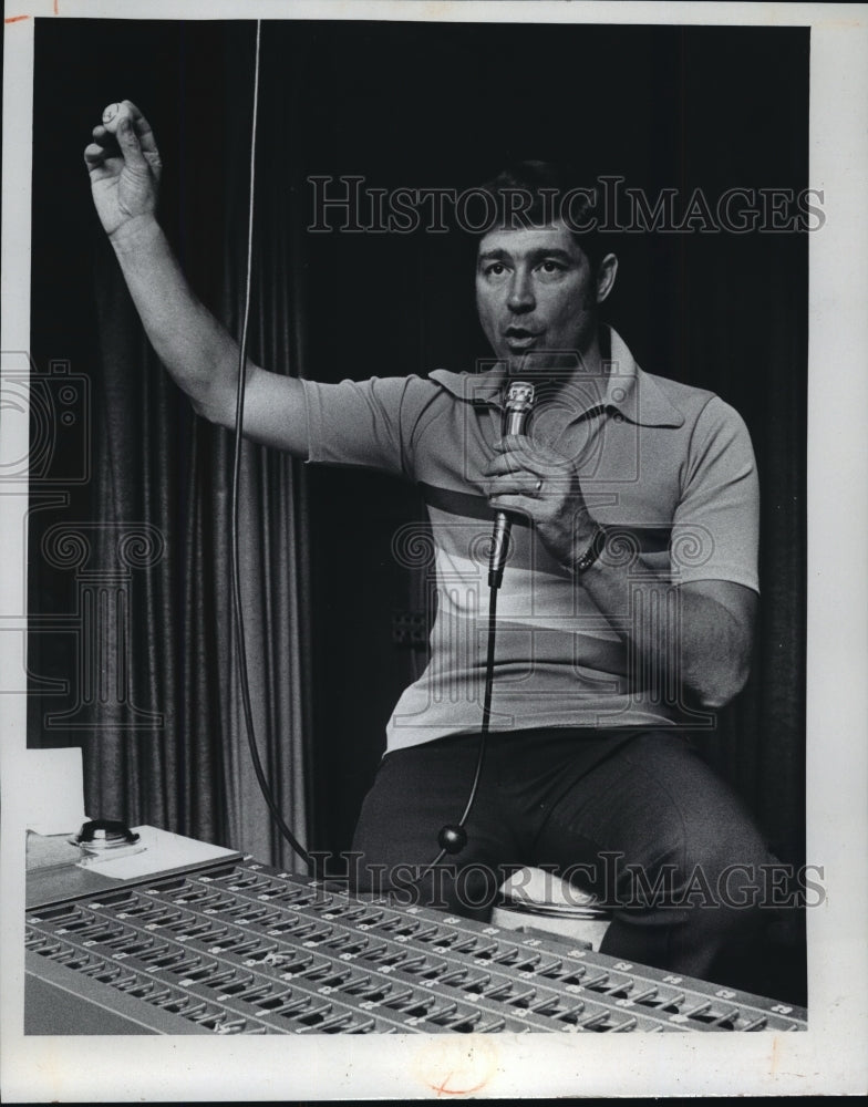 1978 Press Photo Wayne Wilcox yells out the numbers in Bingo- Historic Images