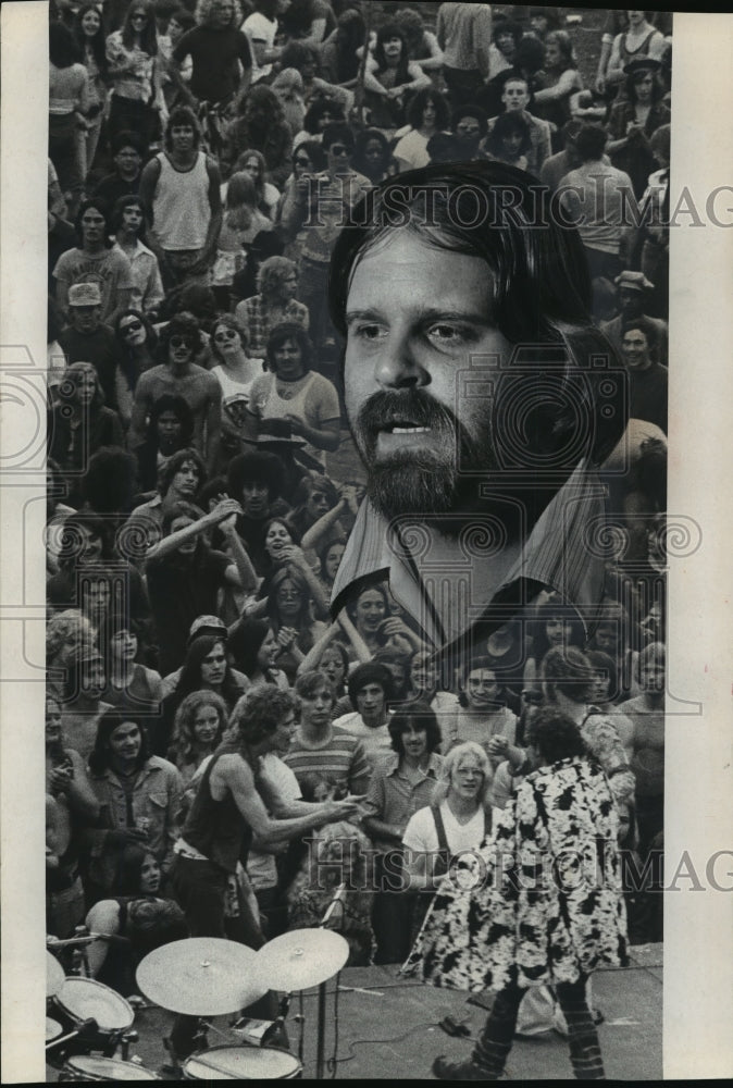 1974 Press Photo Rock Fans at Alternate Site Listening to Palmer House