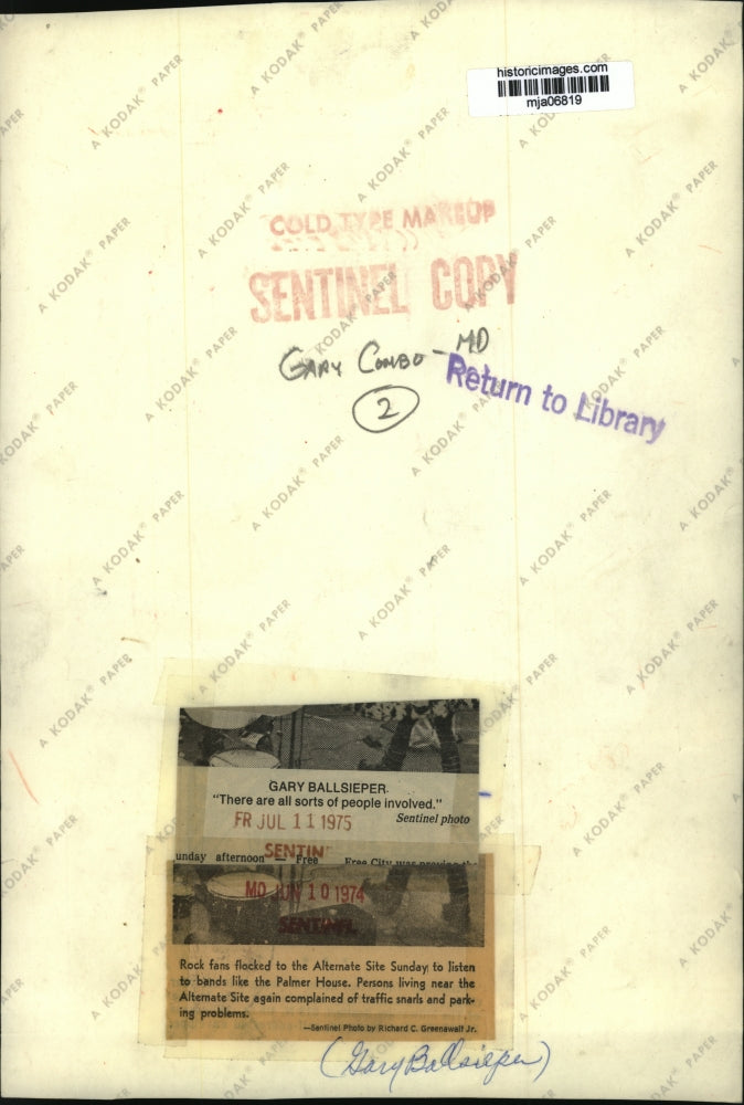 1974 Press Photo Rock Fans at Alternate Site Listening to Palmer House