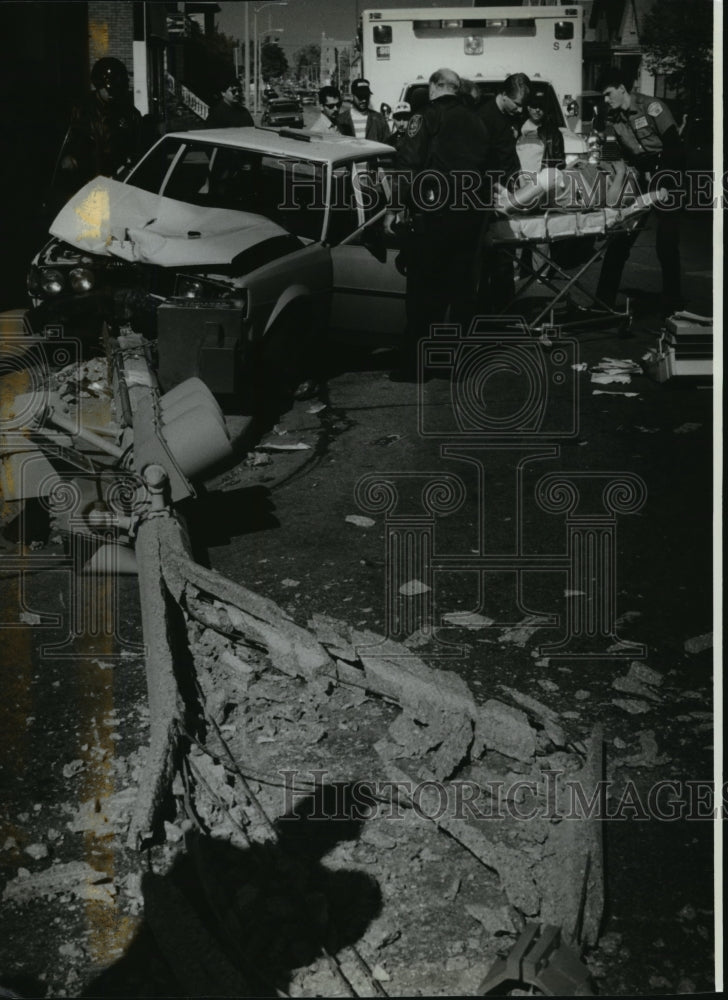 1993 Press Photo Bystander Shadow Over Traffic Light Hit by Car in Milwaukee- Historic Images