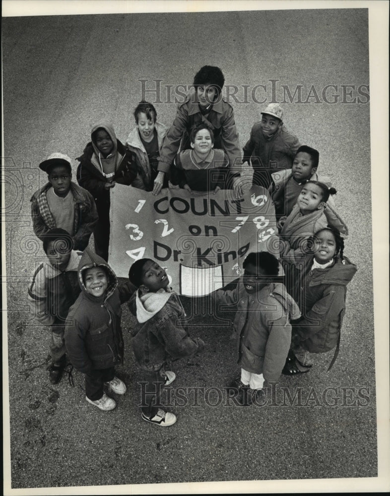 1991 Press Photo Patty Winkler with First Graders at Stuart Elementary Milwaukee- Historic Images