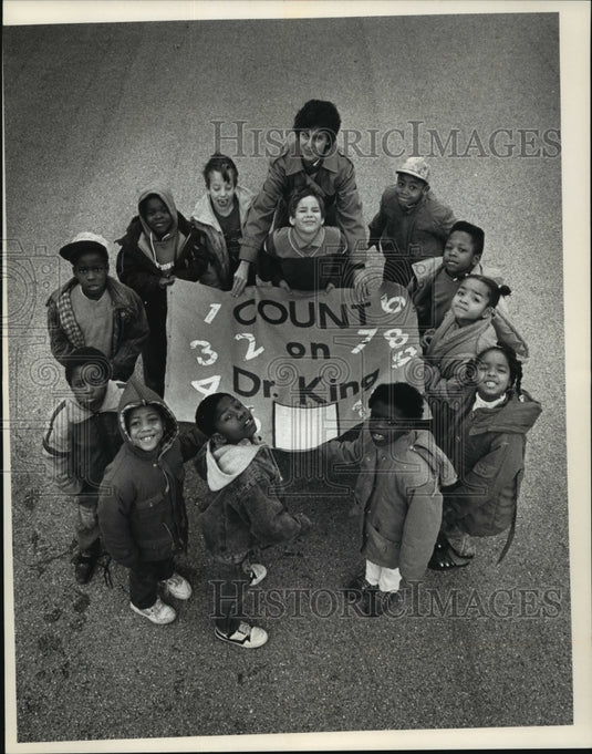 1991 Press Photo Patty Winkler with First Graders at Stuart Elementary Milwaukee- Historic Images