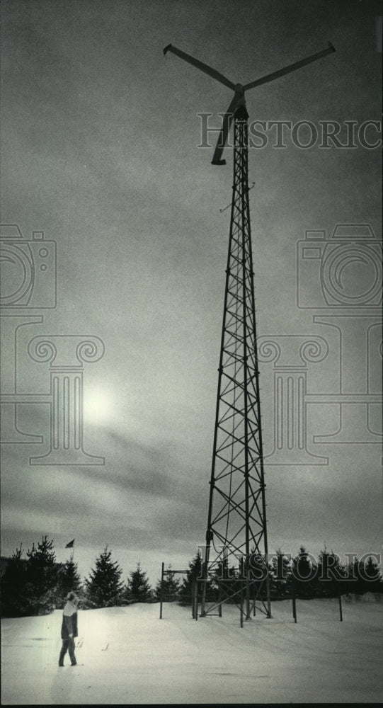 1985 Press Photo Wind turbines generate power for Kewaunee, Wisconsin - Historic Images