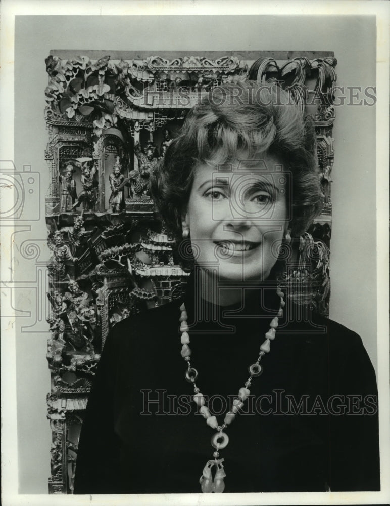 1976 Press Photo Ellen Kiam wearing a necklace from People&#39;s Republic of China- Historic Images