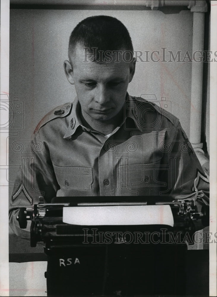  Press Photo Pfc. Robert L. Berg does personnel work in the unit- Historic Images