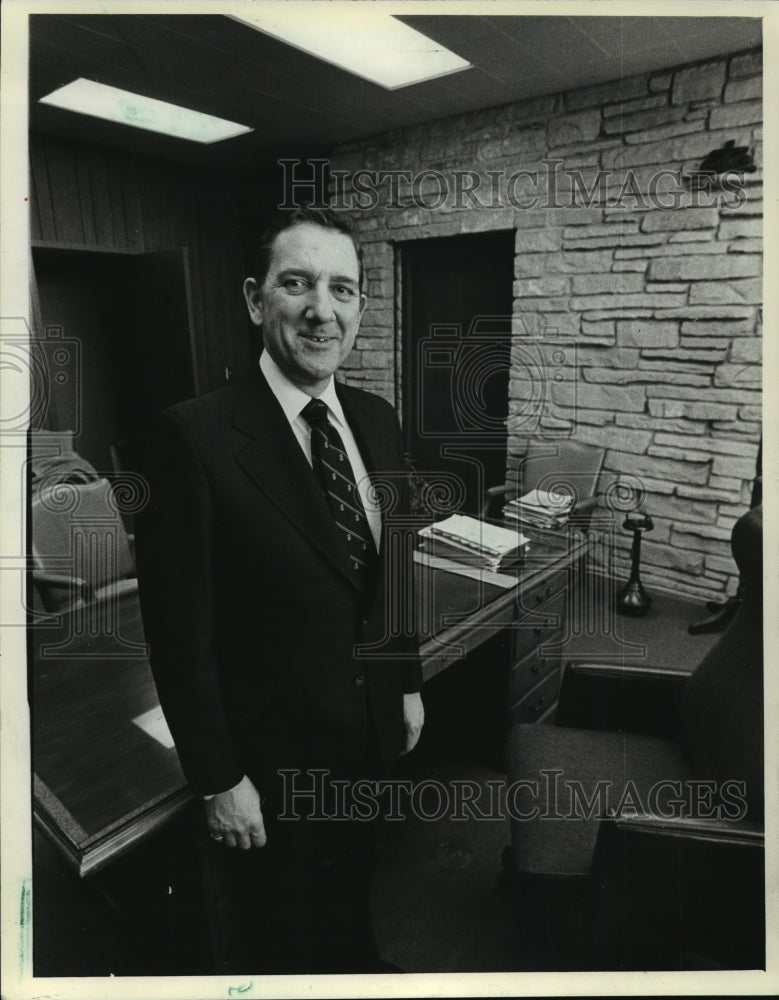 1982 Press Photo Wauwatosa Mayor James Benz in his City Hall office- Historic Images