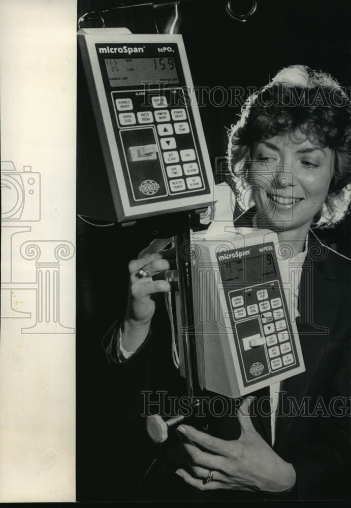 1984 Press Photo Janice Gutbrod,marketing assistant of Biochem International Inc- Historic Images