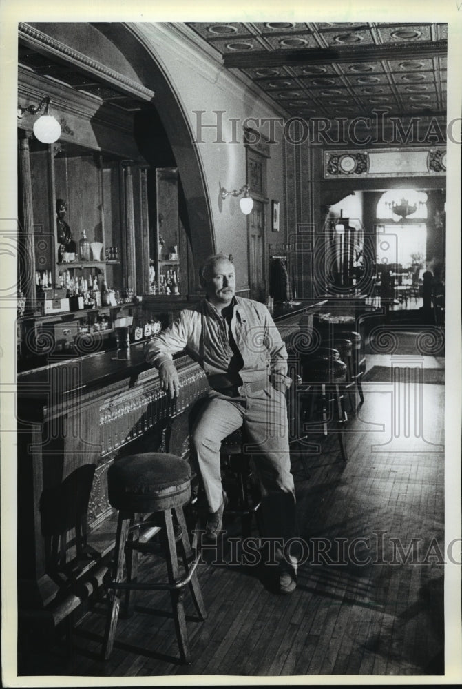 1983 Press Photo Destin Lunde surveys his bistro from the bar at 1984 Destin&#39;s- Historic Images