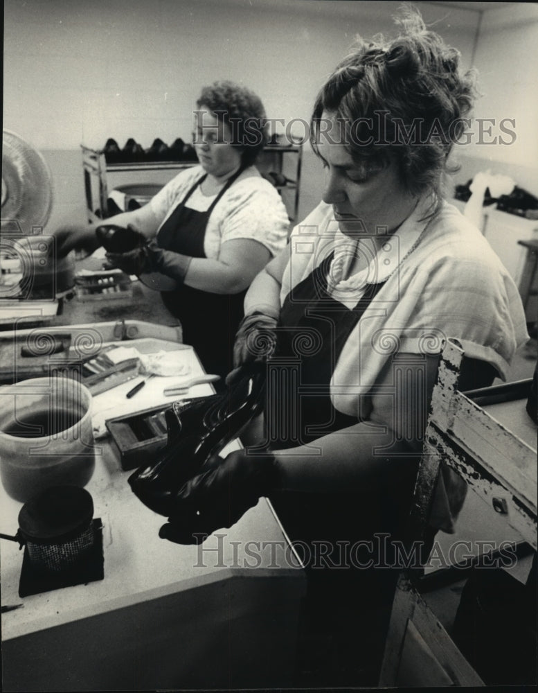 1987 Press Photo Phyllis Dean &amp; Coleen Kelling of Allen-Edmonds Shoe Corp- Historic Images