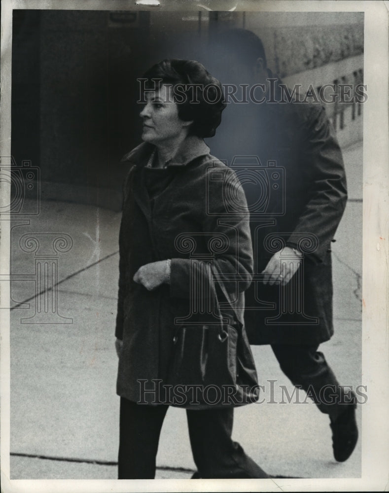 1971 Press Photo Miss Jennie Alioto entered the Federal Building - Historic Images