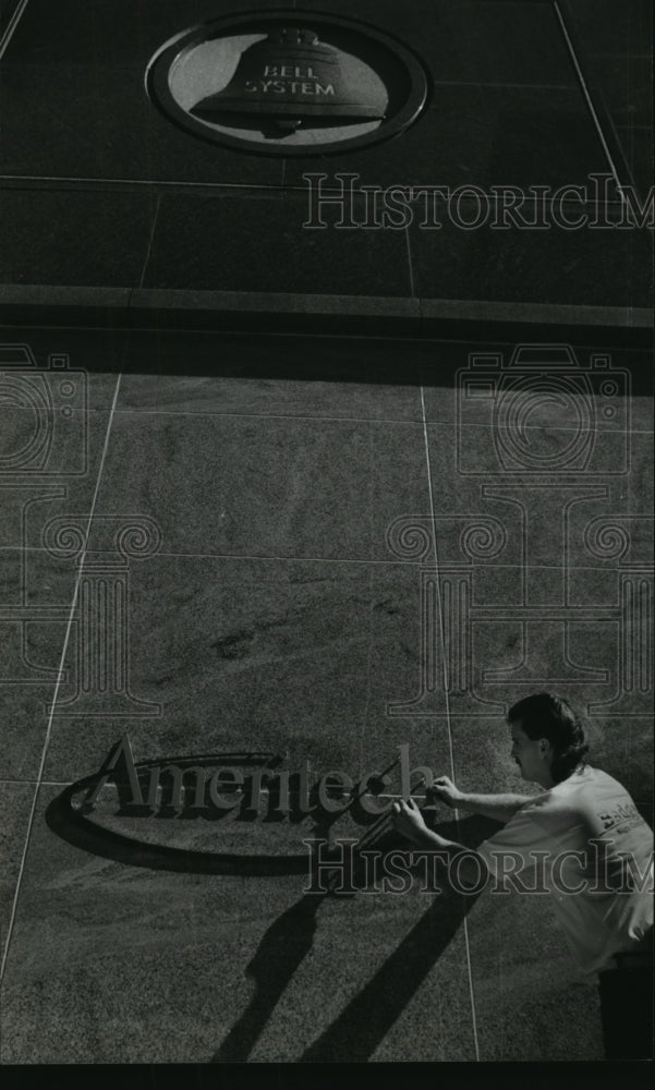 1993 Press Photo Jim Hensley, fixing sign of Ameritech at 722 N Broadway- Historic Images