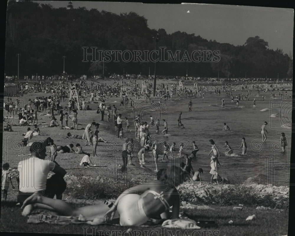 1949 Press Photo Typical summer fun at one of Milwaukee's beaches - mja07207