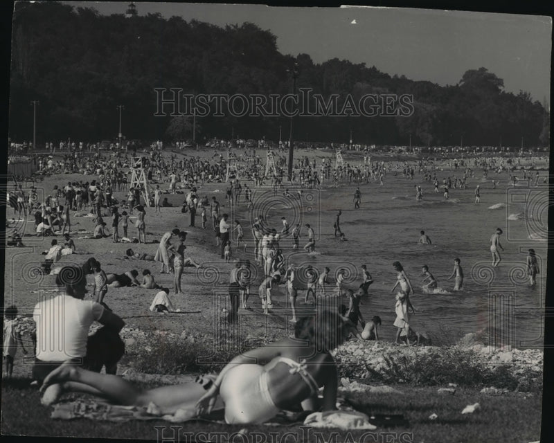 Load image into Gallery viewer, 1949 Press Photo Typical summer fun at one of Milwaukee's beaches - mja07207
