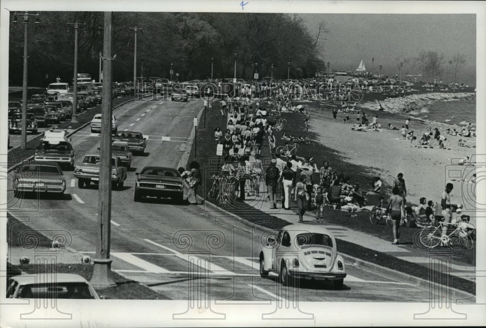 1975 Press Photo Heavy traffic along Bradford Beach- Historic Images