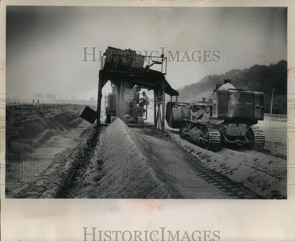 1964 Press Photo Clean up crew at work at Bradford Beach- Historic Images